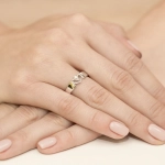 Złoty pierścionek zaręczynowy z sercem