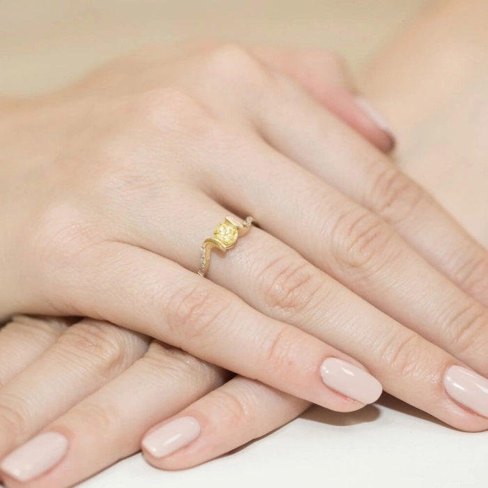 Złoty pierścionek z brylantami i cytrynem