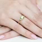 Złoty pierścionek z oliwinem i brylantami