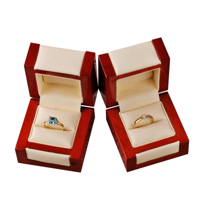 Elegancki pierścionek zaręczynowy złoty z brylantem